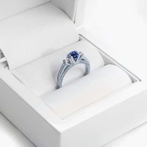 Pierścionek Heart of the Ocean: białe złoto, niebieski szafir